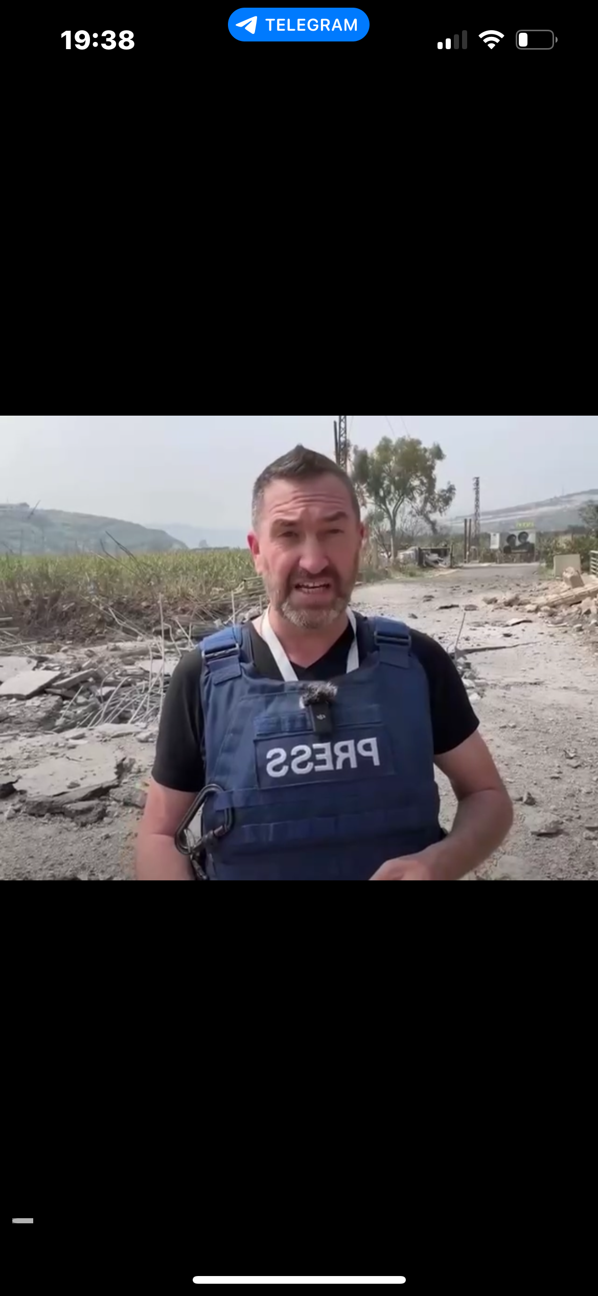 Ракета упала рядом с журналистом во время прямого эфира — он остался жив