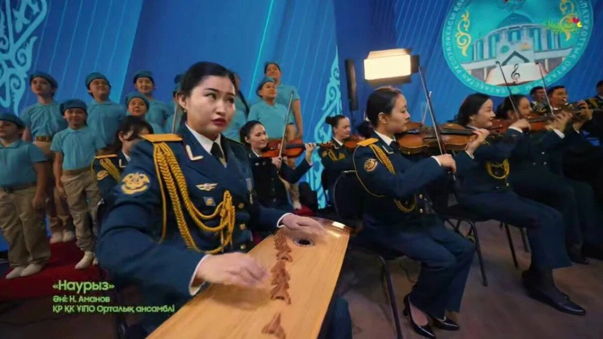Военный ансамбль исполнил поздравительную песню, посвящённую Наурызу