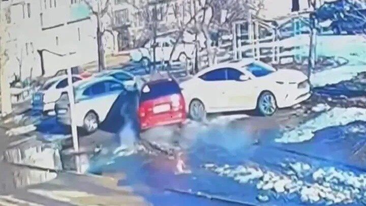 В Курчатове пьяная женщина столкнула несколько автомобилей