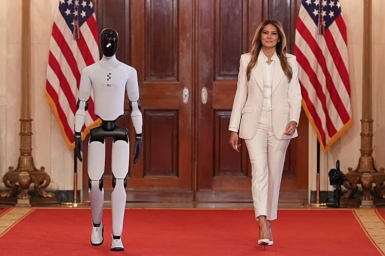 Первая леди США Мелания Трамп прошла по красной дорожке в сопровождении человекоподобного робота Figure 03.