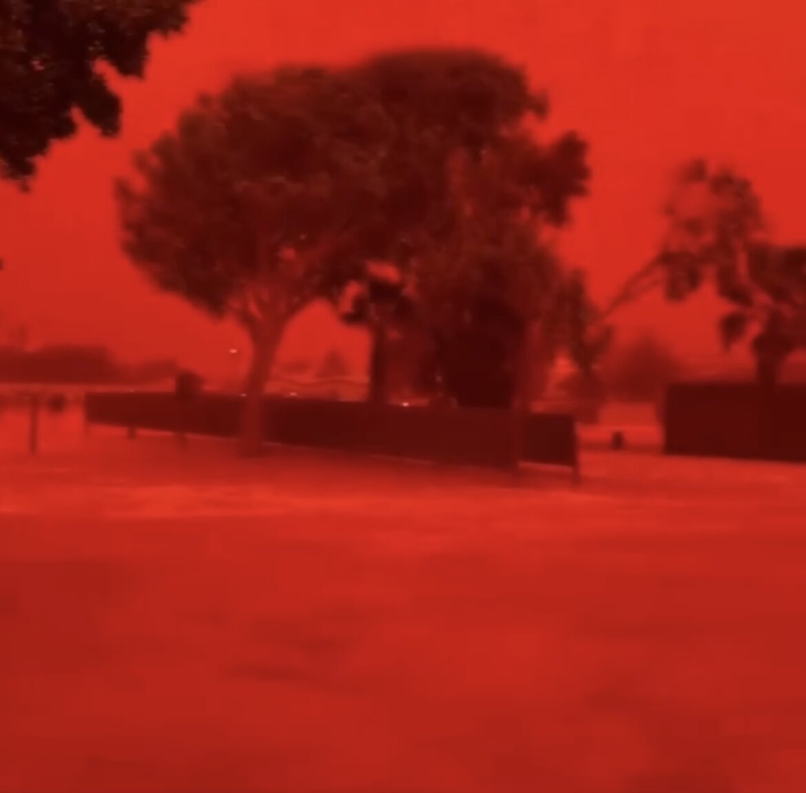 В Австралии небо окрасилось в алый цвет и напугало жителей