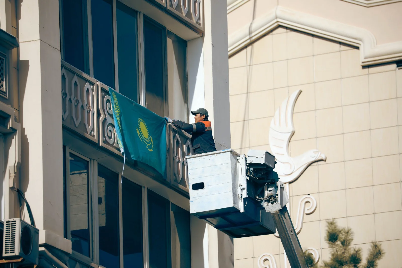 В Казахстане разрешат вывешивать государственный флаг на балконах и автомобилях