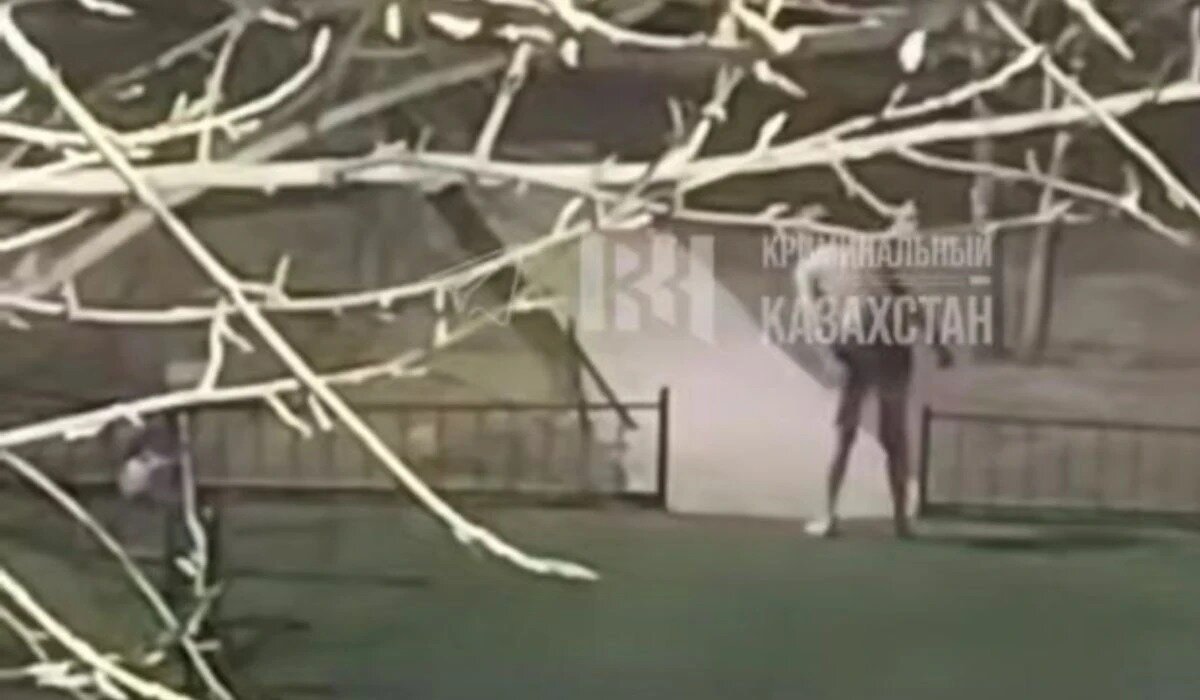 В Астане обнажённый мужчина пугал детей ножом на игровой площадке.