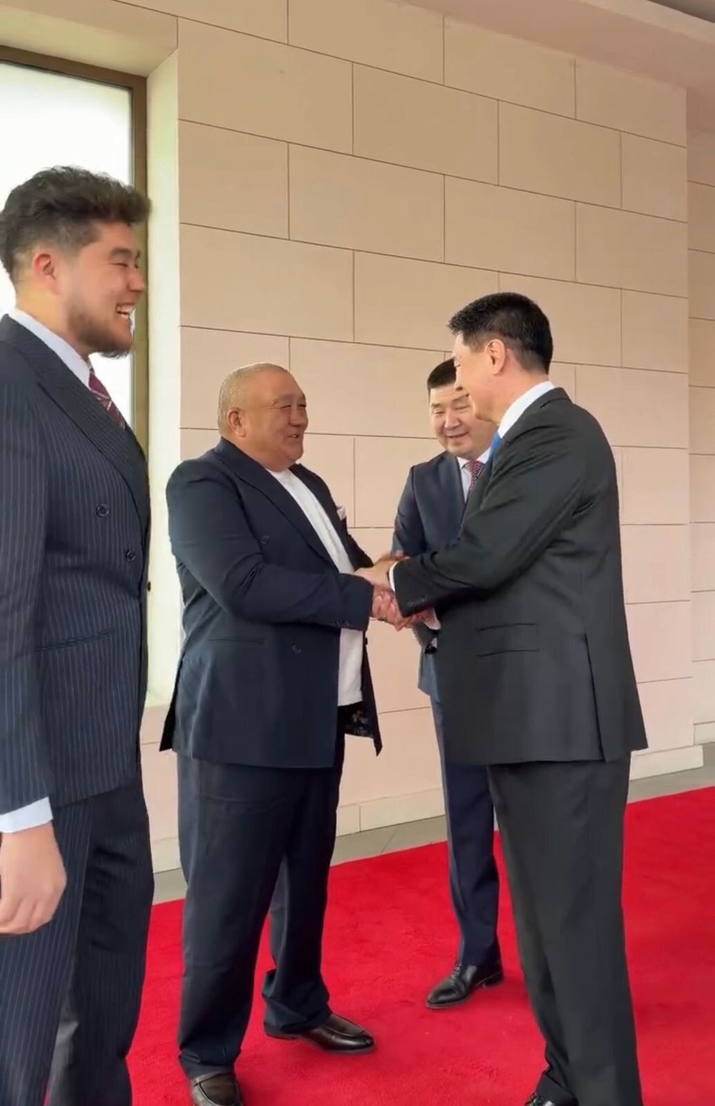 Президент Монголии принял казахстанского блогера