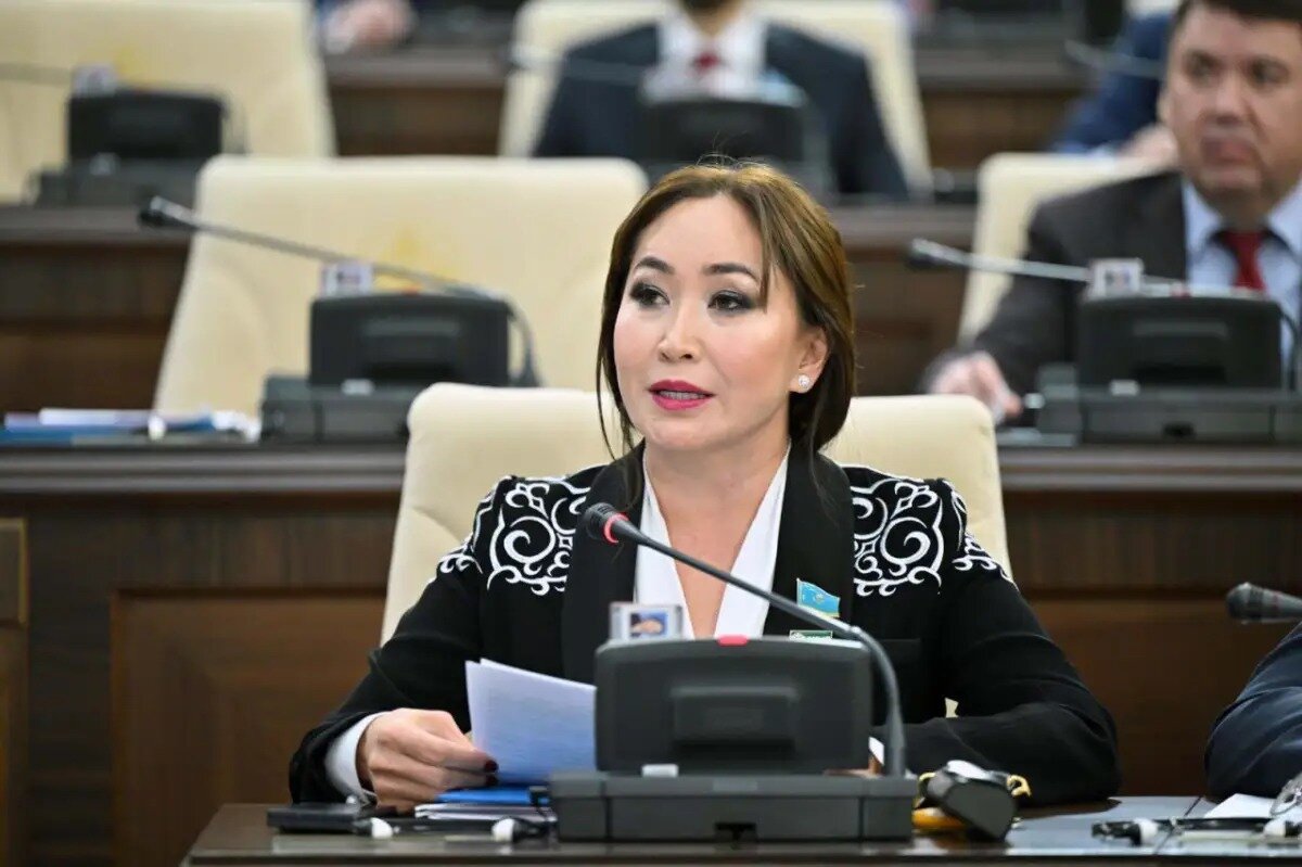 Депутат Мажилиса Каракат Абден подверглась критике за поклон «сәлем салу».