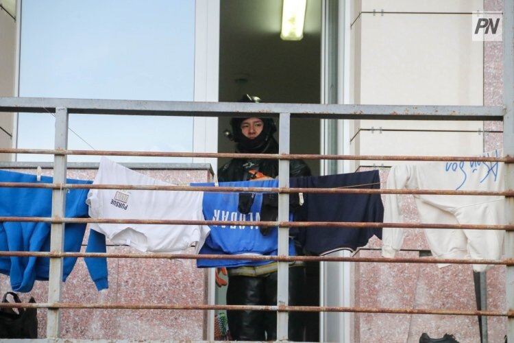 В Павлодаре разыскивают мужчину, спасшего троих детей из горящей квартиры