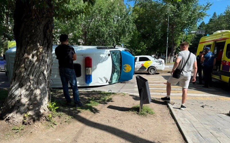 В Костанае полицейский автомобиль с пятью подозреваемыми попал в ДТП