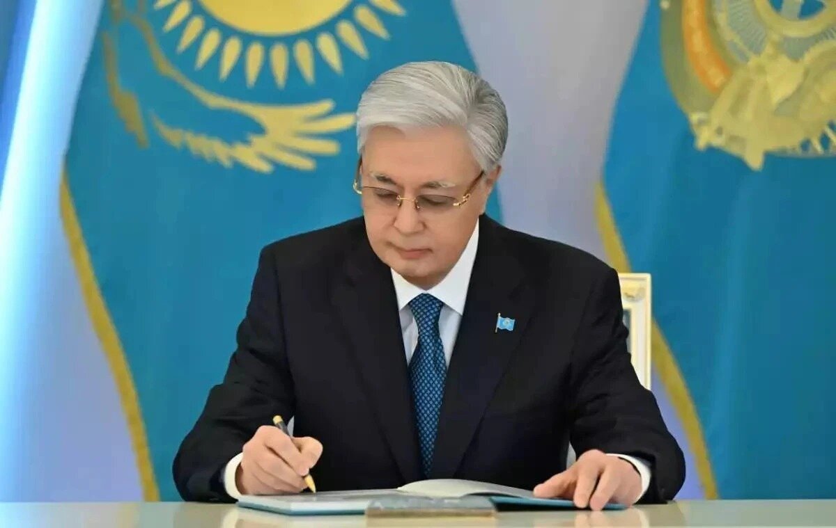 Казахстанцам спишут многомиллиардные штрафы: Токаев подписал закон об амнистии