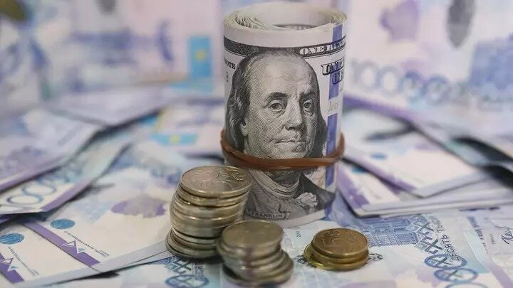 В Казахстане вырос курс доллара и почти в два раза увеличился спрос на валюту