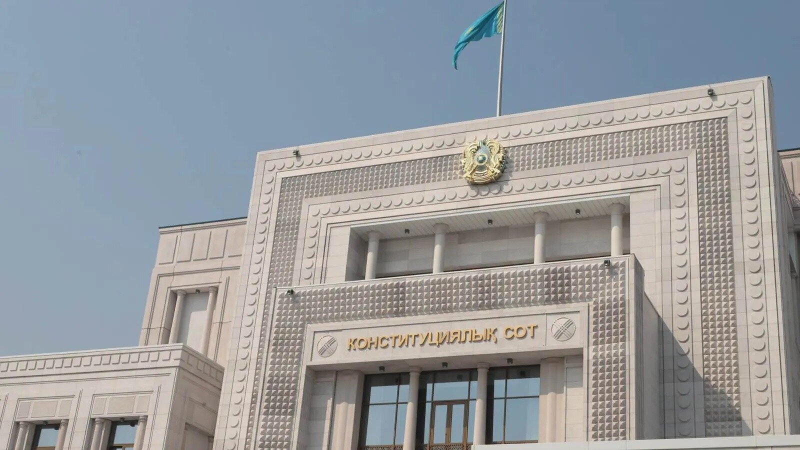 Рассматривается вопрос о пожизненном запрете на занятие определенной деятельностью